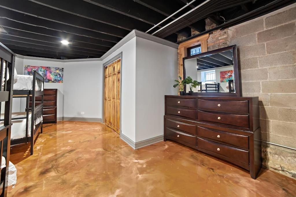 Villa Chicago Mid-Century Gem Steps From United Center Extérieur photo