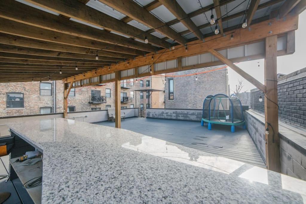 Villa Chicago Mid-Century Gem Steps From United Center Extérieur photo