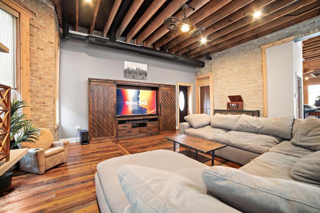 Villa Chicago Mid-Century Gem Steps From United Center Extérieur photo