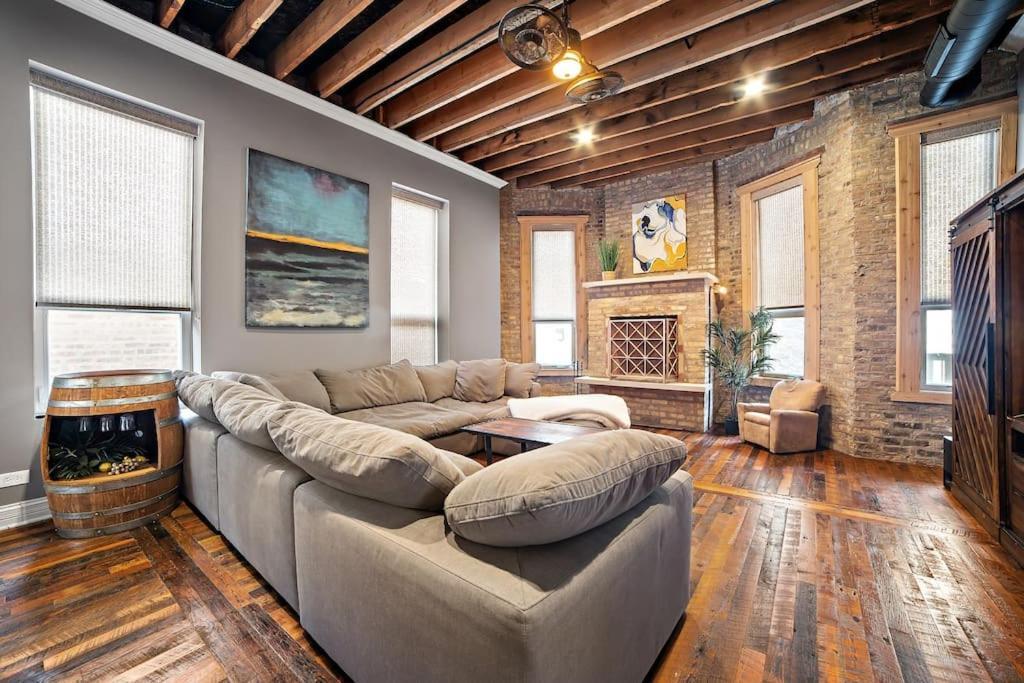 Villa Chicago Mid-Century Gem Steps From United Center Extérieur photo