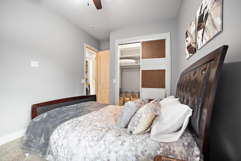 Villa Chicago Mid-Century Gem Steps From United Center Extérieur photo
