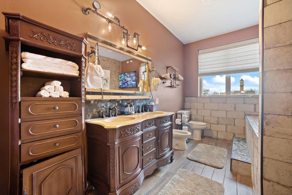 Villa Chicago Mid-Century Gem Steps From United Center Extérieur photo