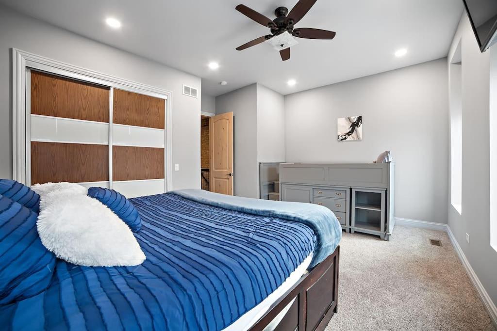 Villa Chicago Mid-Century Gem Steps From United Center Extérieur photo