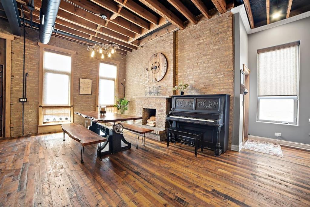 Villa Chicago Mid-Century Gem Steps From United Center Extérieur photo