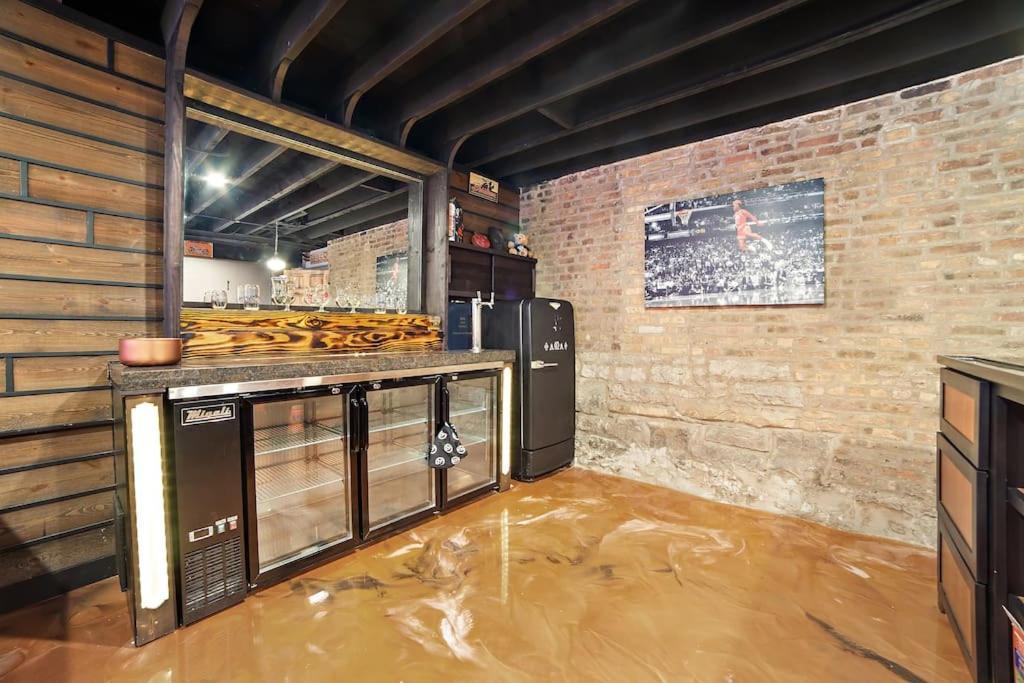 Villa Chicago Mid-Century Gem Steps From United Center Extérieur photo