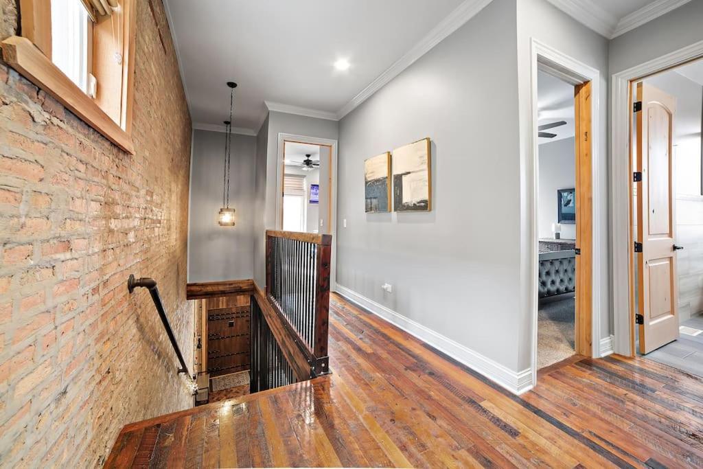 Villa Chicago Mid-Century Gem Steps From United Center Extérieur photo