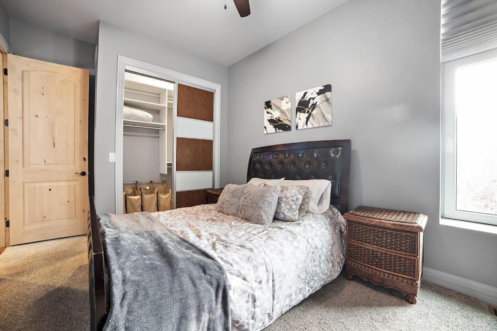 Villa Chicago Mid-Century Gem Steps From United Center Extérieur photo