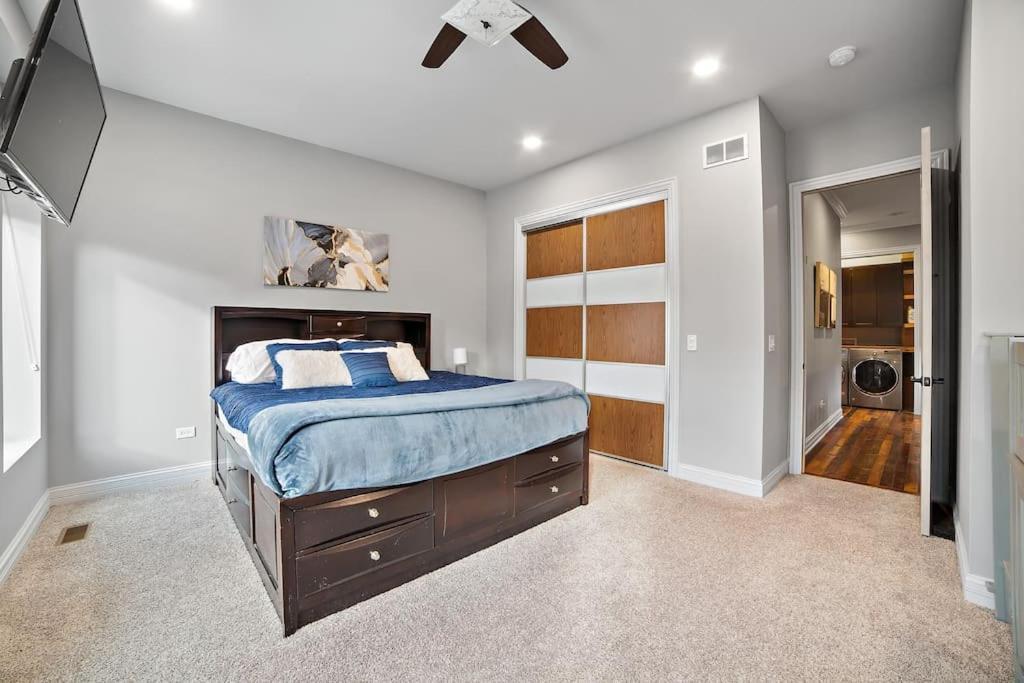 Villa Chicago Mid-Century Gem Steps From United Center Extérieur photo