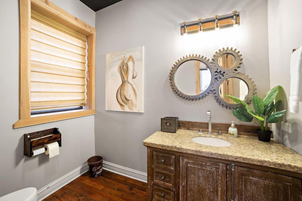Villa Chicago Mid-Century Gem Steps From United Center Extérieur photo