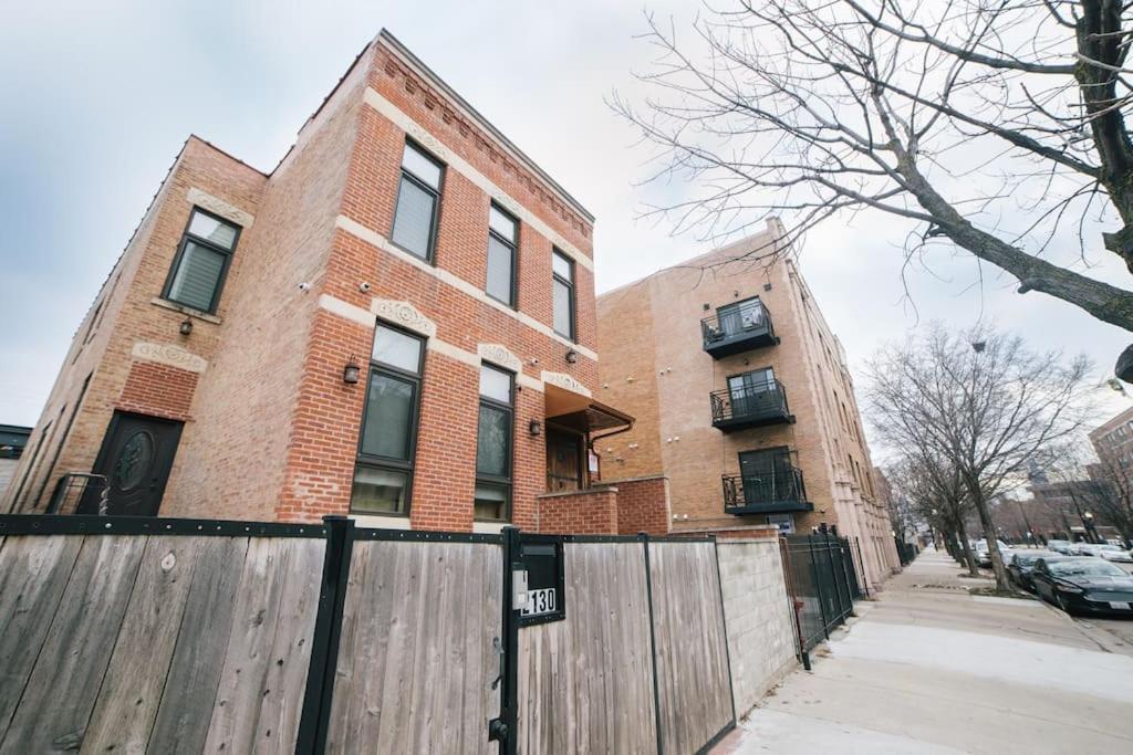Villa Chicago Mid-Century Gem Steps From United Center Extérieur photo