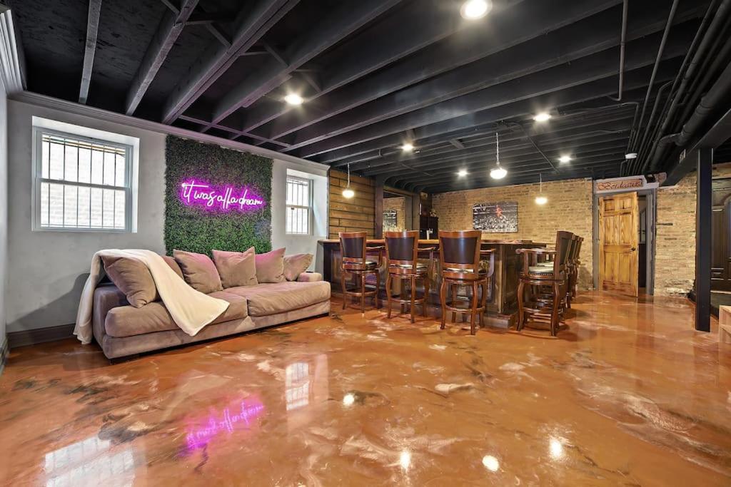 Villa Chicago Mid-Century Gem Steps From United Center Extérieur photo