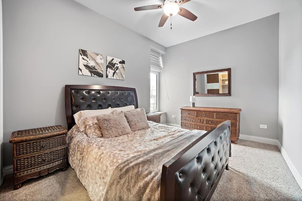 Villa Chicago Mid-Century Gem Steps From United Center Extérieur photo