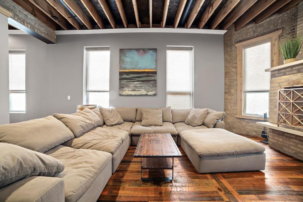 Villa Chicago Mid-Century Gem Steps From United Center Extérieur photo