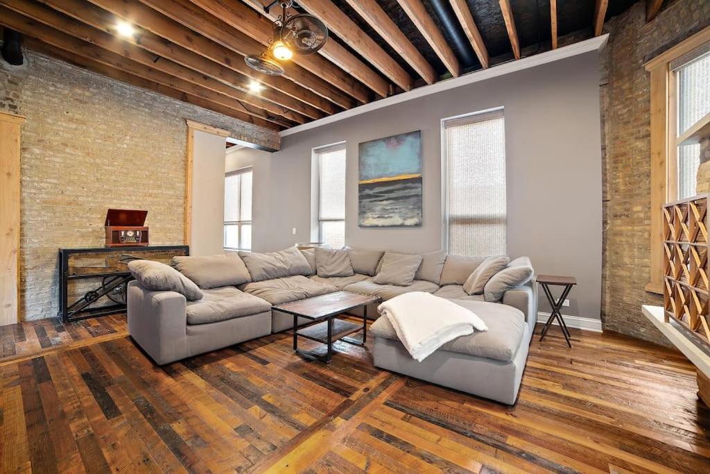 Villa Chicago Mid-Century Gem Steps From United Center Extérieur photo