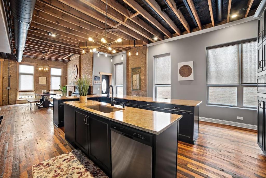Villa Chicago Mid-Century Gem Steps From United Center Extérieur photo
