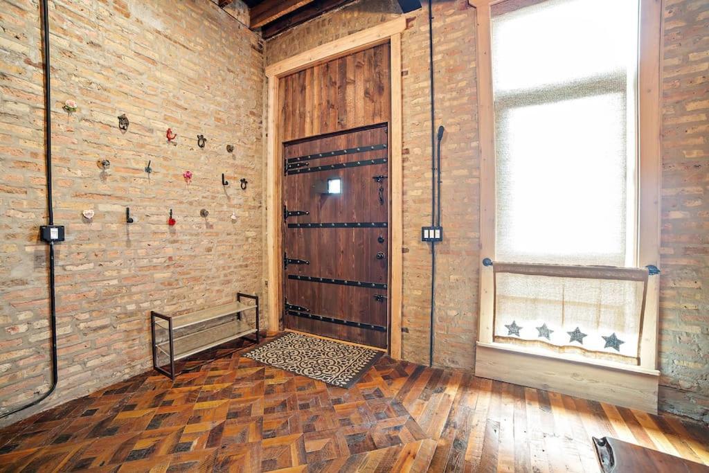Villa Chicago Mid-Century Gem Steps From United Center Extérieur photo