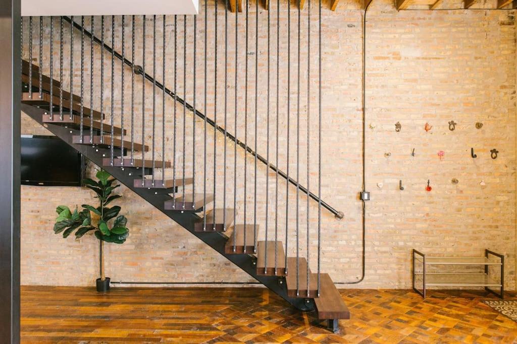Villa Chicago Mid-Century Gem Steps From United Center Extérieur photo
